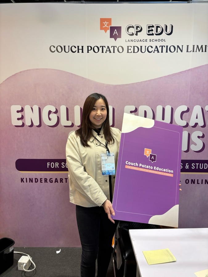 Connie Lau 於教育展覽代表 Couch Potato Education